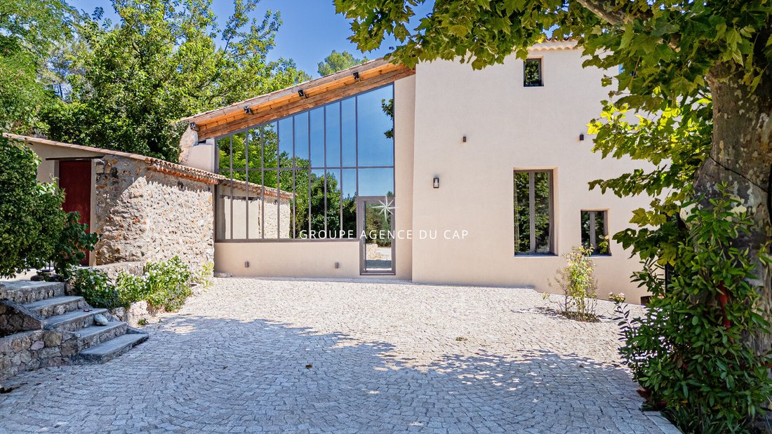 Villa in Bagnols-en-Forêt, Provence-Alpes-Côte d'Azur, France 1 - 18252379