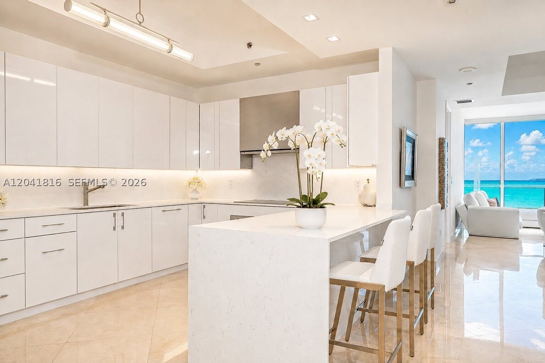 Condo in Miami Beach, Florida, United States 3 - 18256199