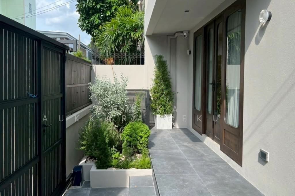 Townhouse in Phra Khanong Nuea, Bangkok, Thailand 3 - 18252923