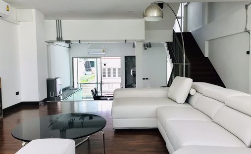 Condo in Khlong Toei, Krung Thep Maha Nakhon, Thailand 1