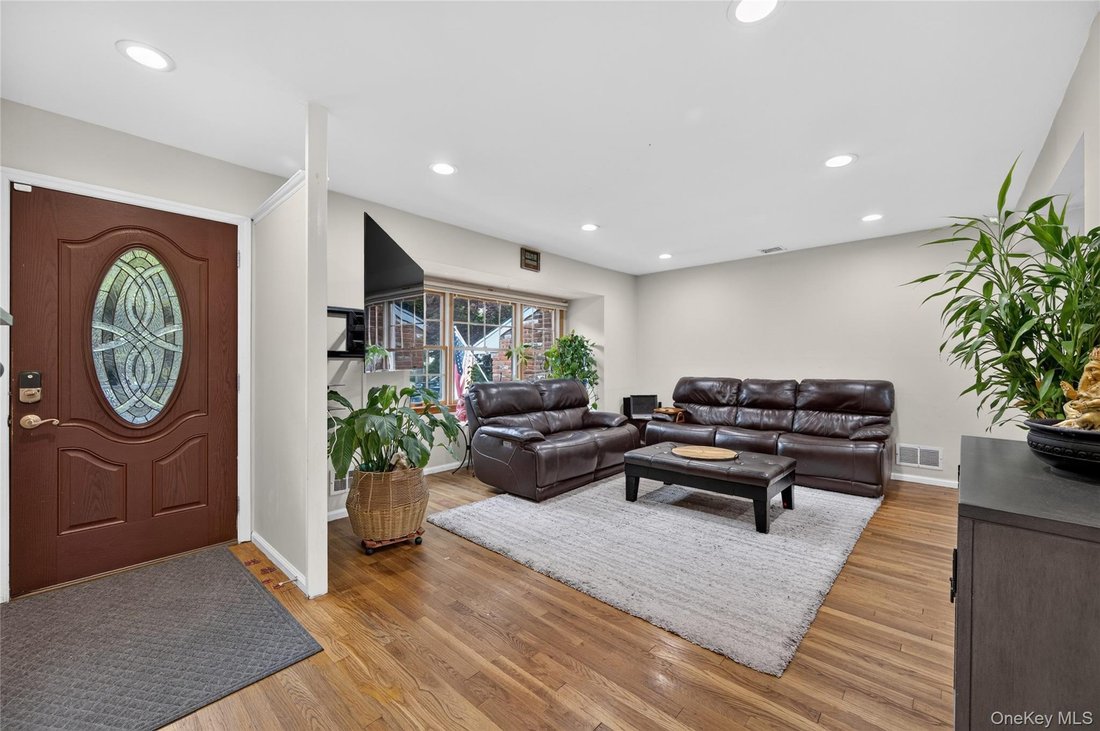 House in Hauppauge, New York, United States 4 - 18251148