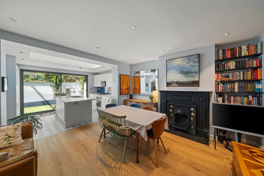 Apartment in Brondesbury Park, Brent, England 3 - 18253588