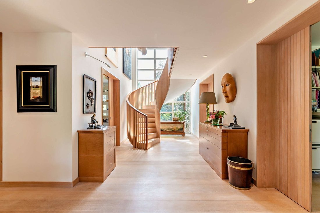 House in Lower Bourne, England 2 - 18250816