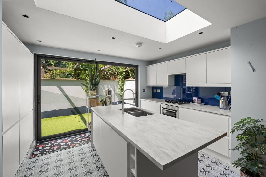Apartment in Brondesbury Park, Brent, England 4 - 18253588