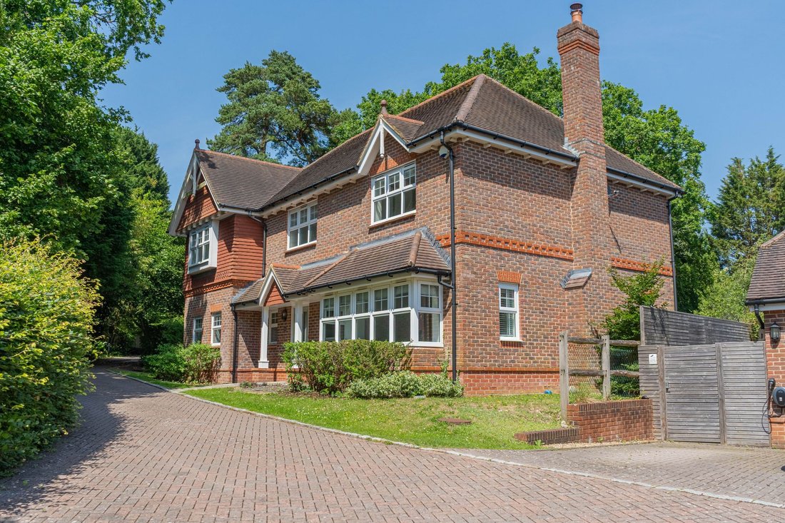 House in Haywards Heath, England 1 - 17779716