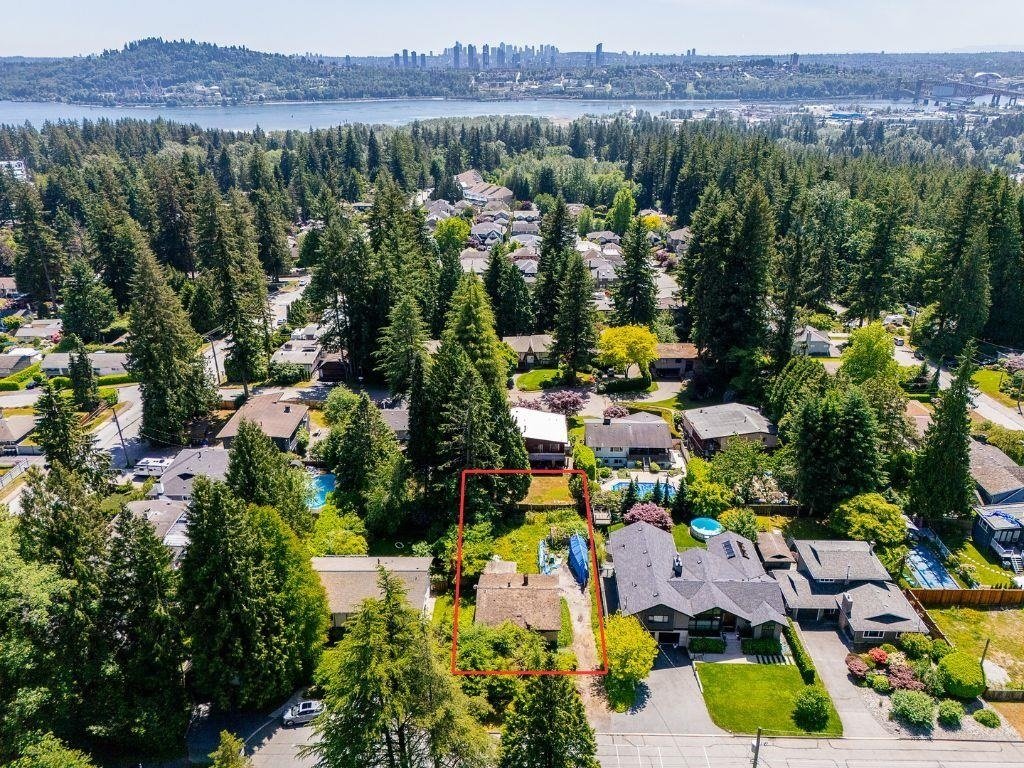 House in North Vancouver, British Columbia, Canada 2 - 18256752