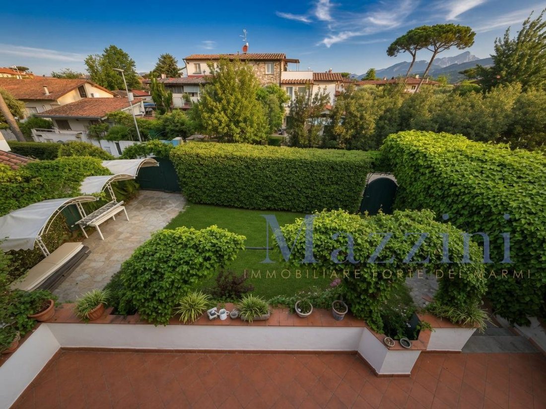 House in Center, Forte dei Marmi, Tuscany 4 - 18256561