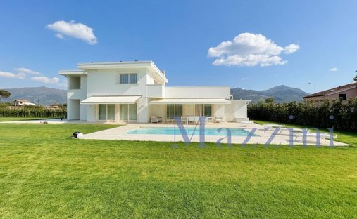 Villa in Pietrasanta, Tuscany, Italy 1