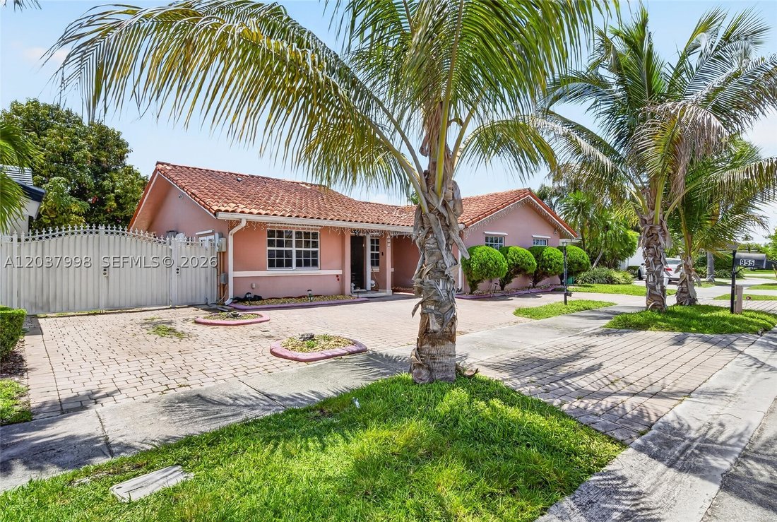 House in Miami, Florida, United States 1 - 18250392