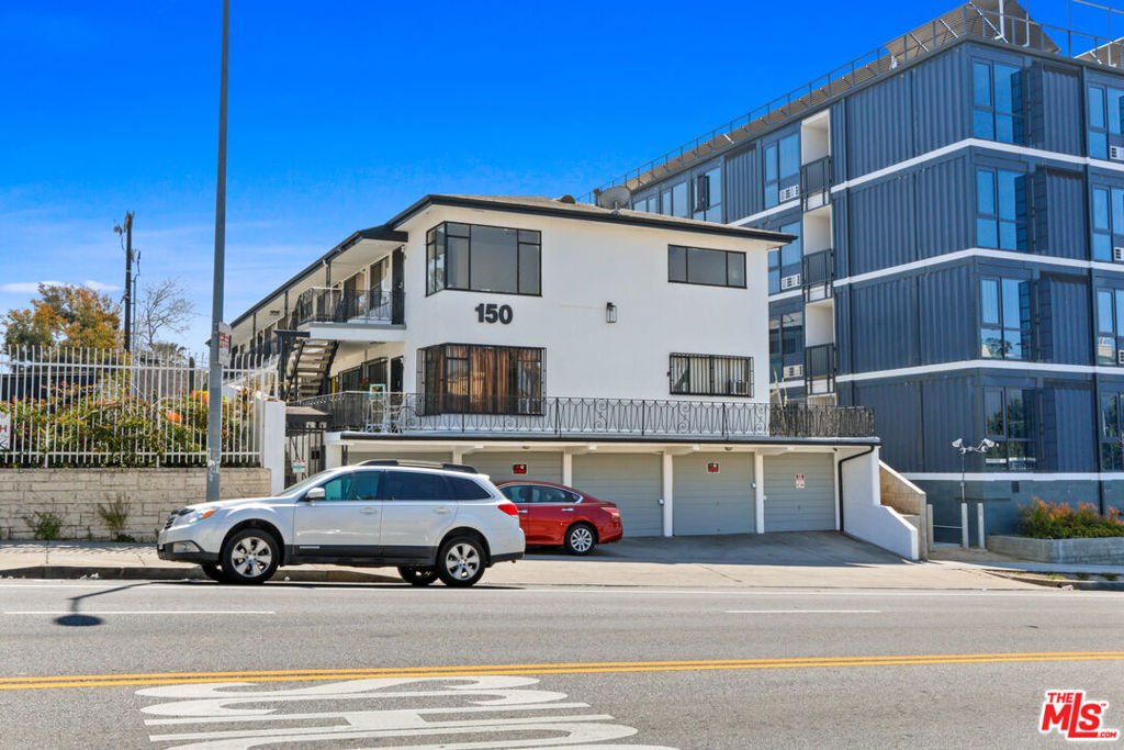 Los Angeles, California, United States 2 - 18253812