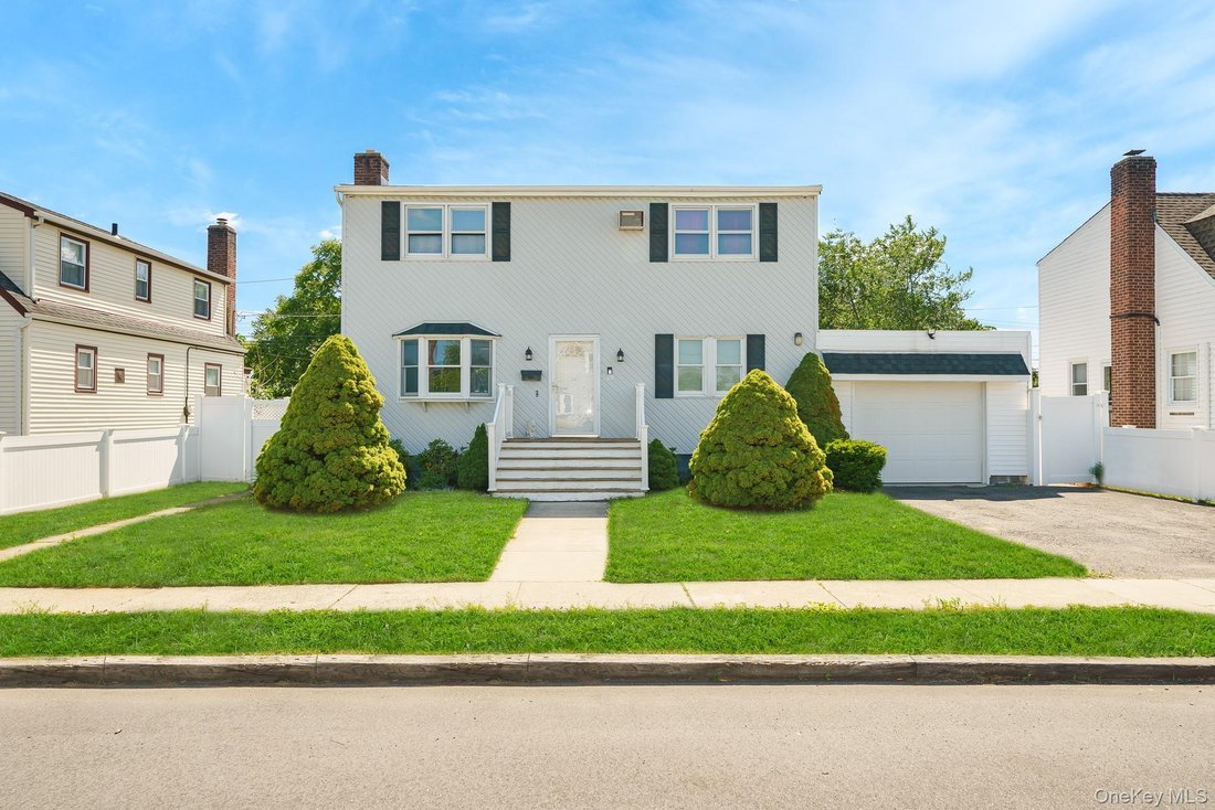 House in Lindenhurst, New York, United States 1 - 18252844