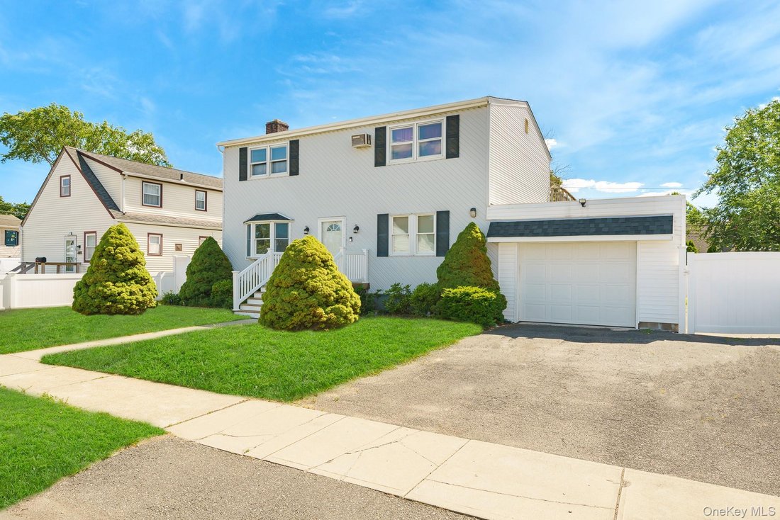 House in Lindenhurst, New York, United States 2 - 18252844