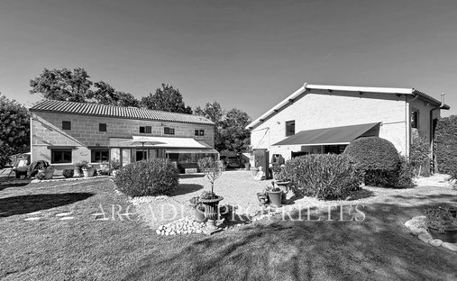 Estate in Arrondissement of Libourne, Nouvelle-Aquitaine, France 1