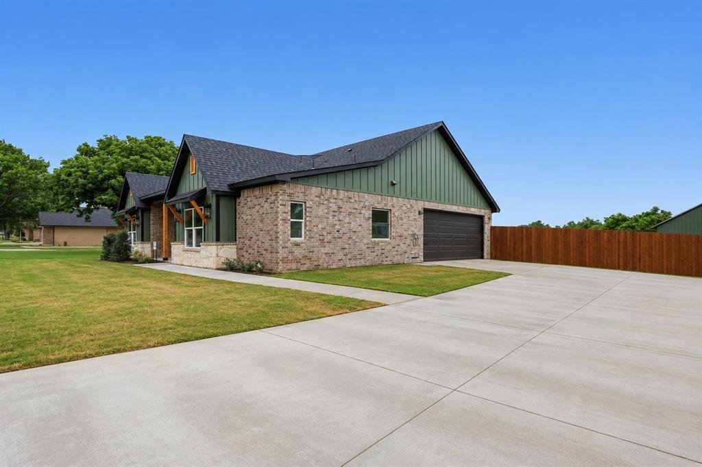 House in Granbury, Texas, United States 3 - 17979105