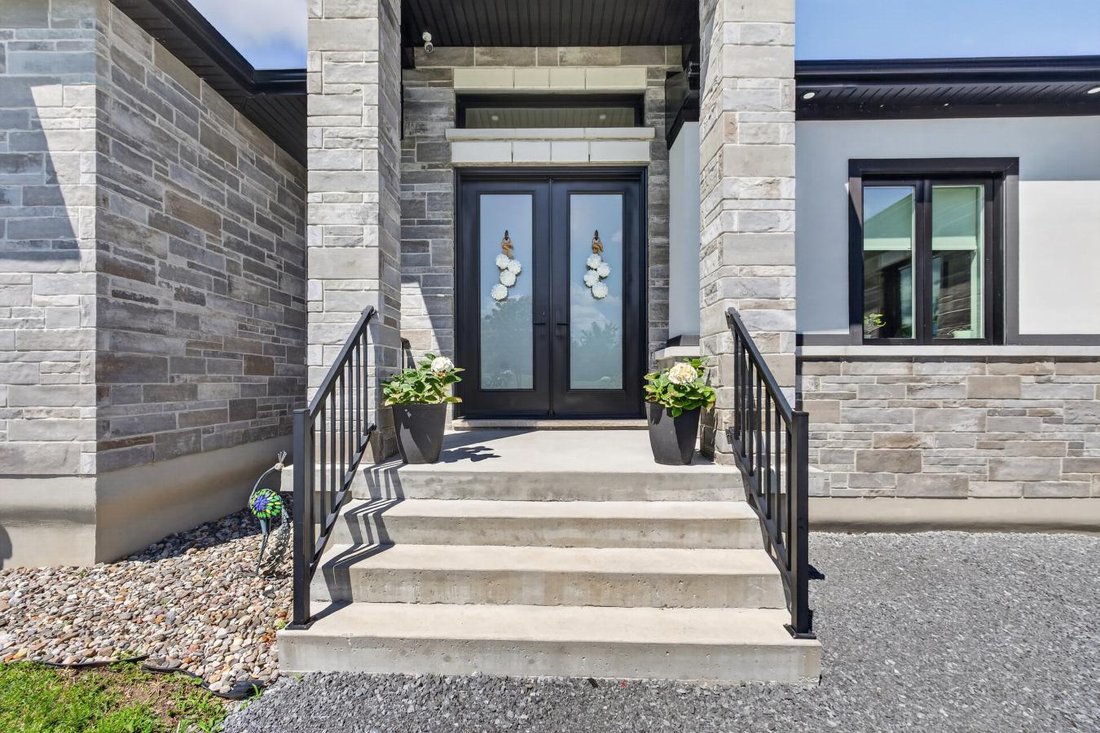 House in Kingston, Ontario, Canada 3 - 18258251