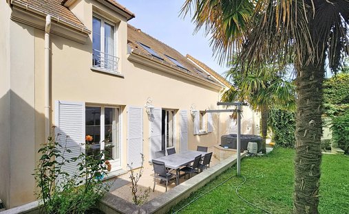 House in La Ville-du-Bois, Ile-de-France, France 1