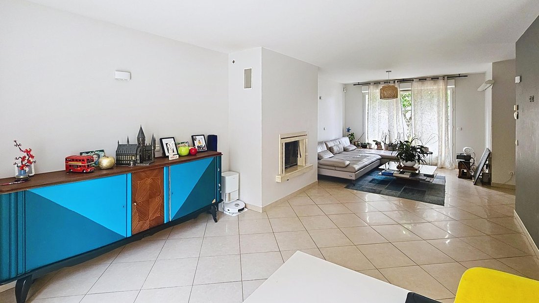 House in La Ville-du-Bois, Ile-de-France, France 2 - 18259708