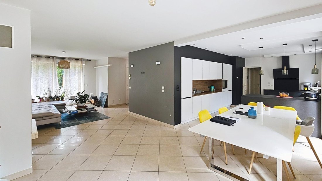 House in La Ville-du-Bois, Ile-de-France, France 3 - 18259708