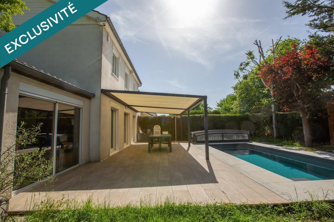 House in Le Mesnil-Saint-Denis, Ile-de-France, France 1 - 17511431