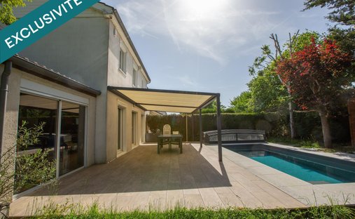 House in Le Mesnil-Saint-Denis, Ile-de-France, France 1