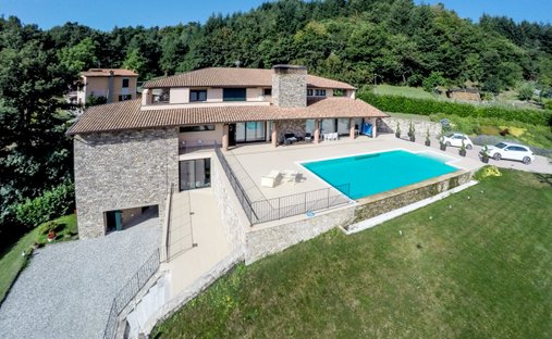Villa in Piazza al Serchio, Tuscany, Italy 1
