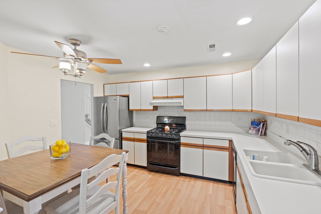 Condo in Port Jefferson Station, New York, United States 4 - 18249731