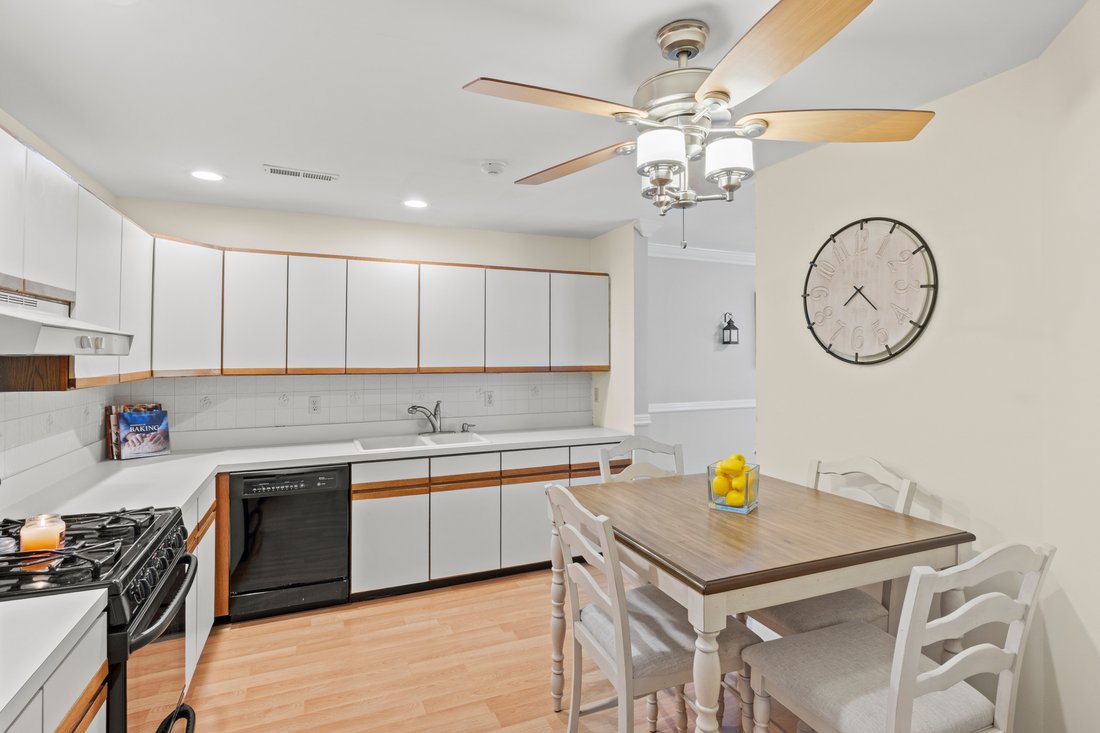 Condo in Port Jefferson Station, New York, United States 5 - 18249731