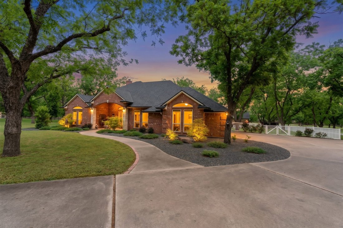 House in Granbury, Texas, United States 1 - 17859598