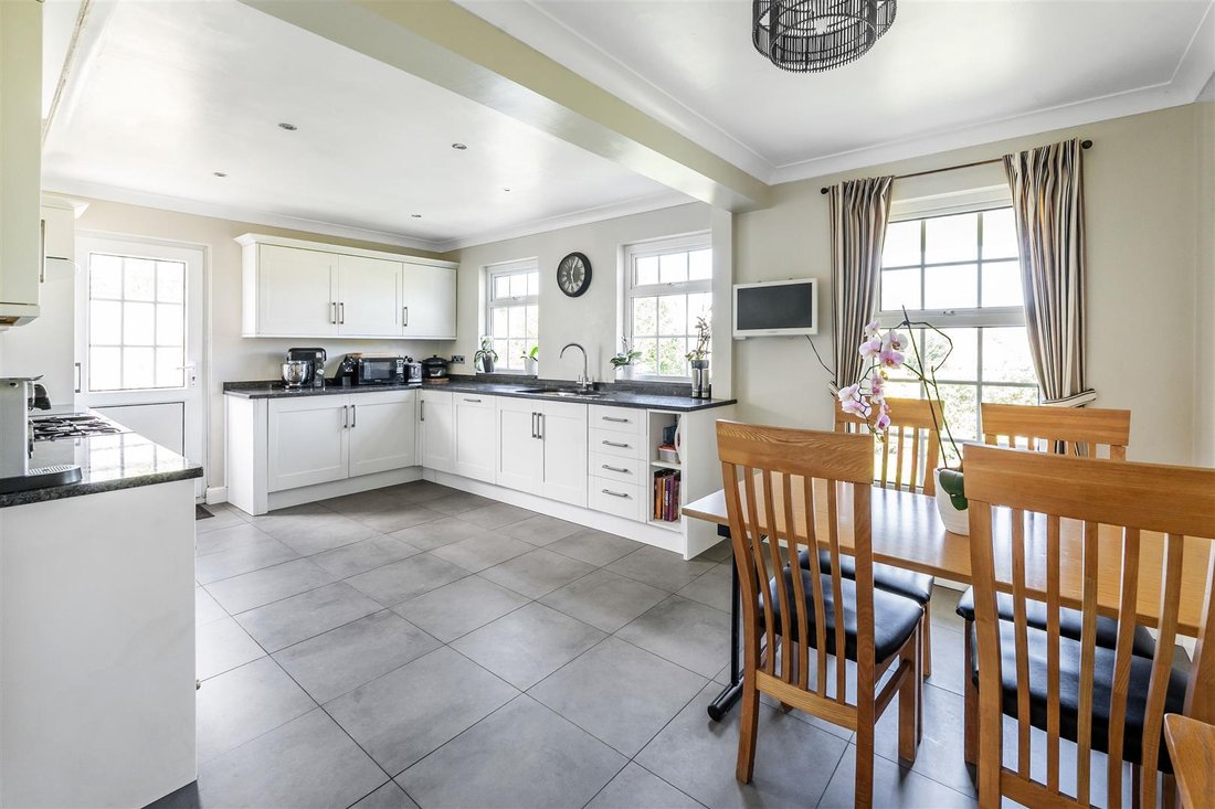 House in Hawks Hill, Fetcham, England 3 - 18260321
