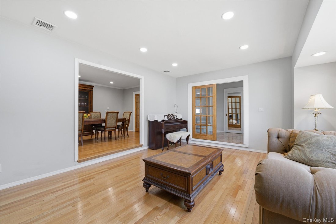 House in Syosset, New York, United States 4 - 18260974