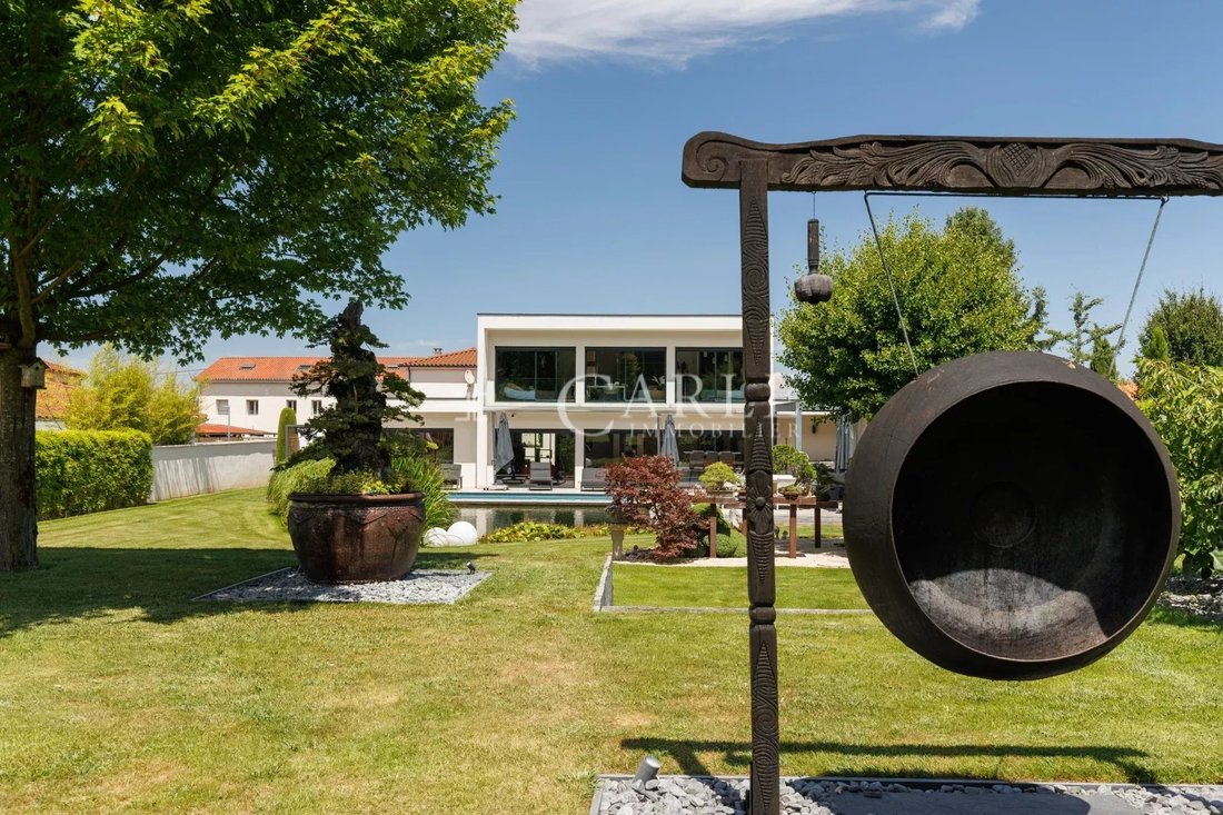 Villa in Mi Plaine-Manissieux-Village, Saint-Priest, France 4 - 18261935