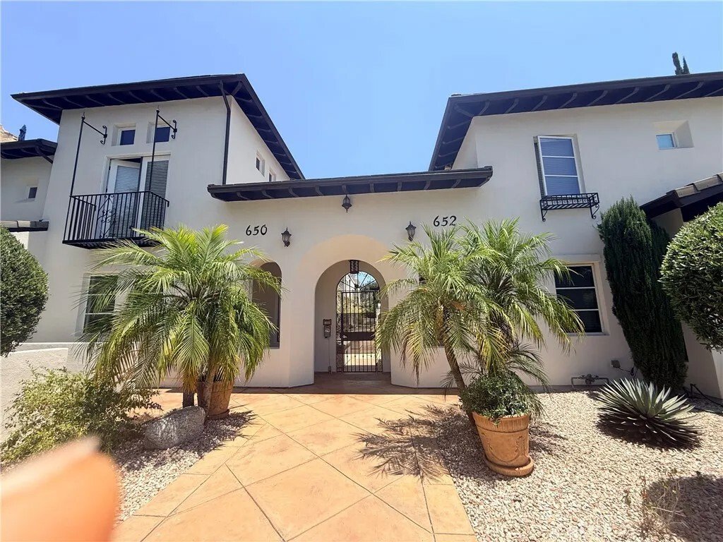 Altadena, California, United States 1 - 18109582