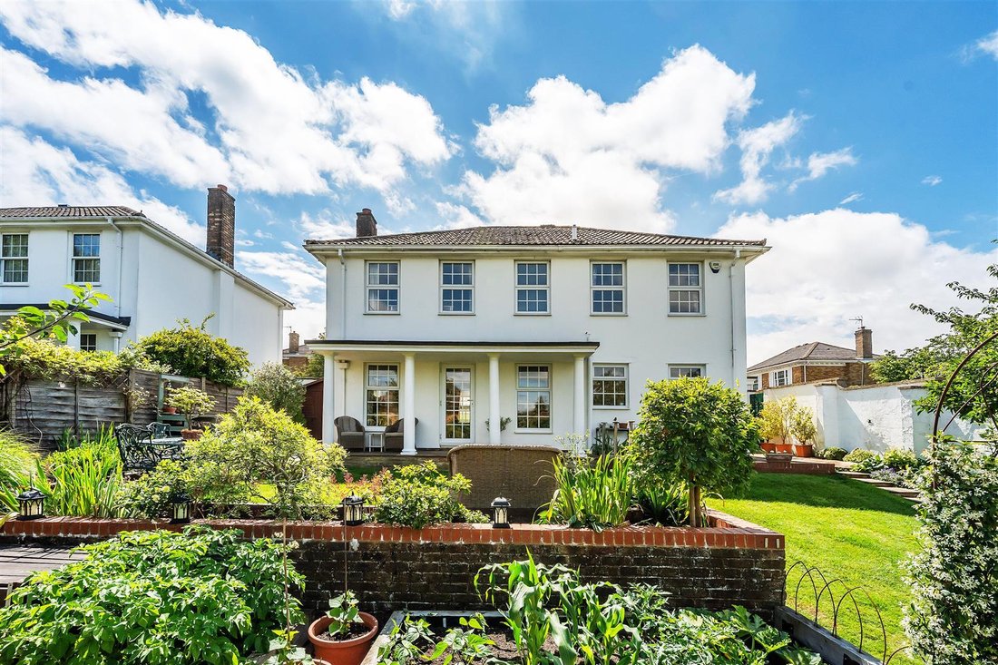 House in Hawks Hill, Fetcham, England 2 - 18260321