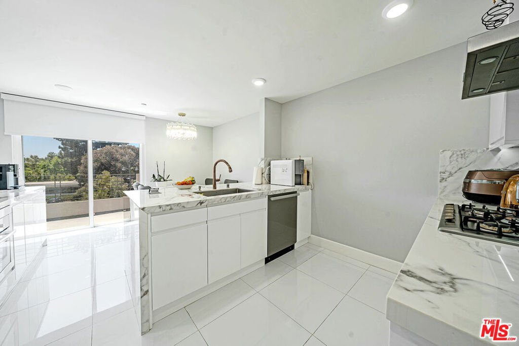 Condo in Los Angeles, California, United States 3 - 18263682