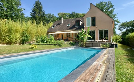 House in Bullion, Ile-de-France, France 1