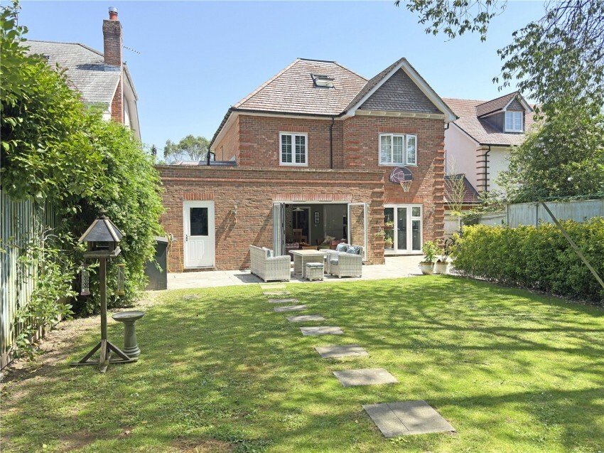House in Sway, England 2 - 18260358