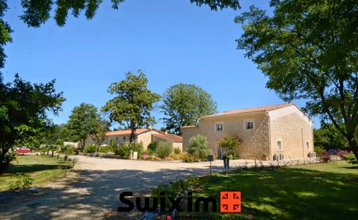 Anwesen in Saint-Germain-d'Esteuil, Neu-Aquitanien, Frankreich 1