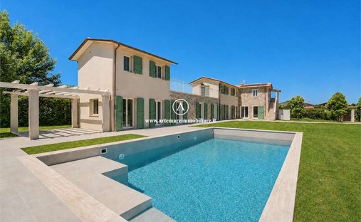 Villa in Pietrasanta, Tuscany, Italy 1