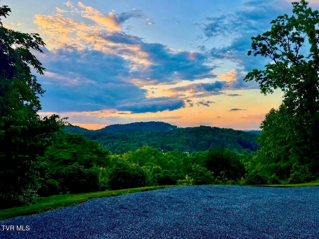 House in Elizabethton, Tennessee, United States 2 - 17945405