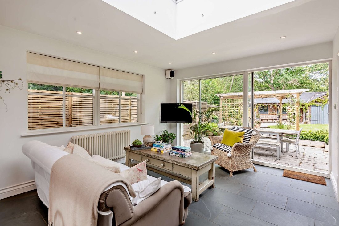 House in Woking, England 4 - 18261582