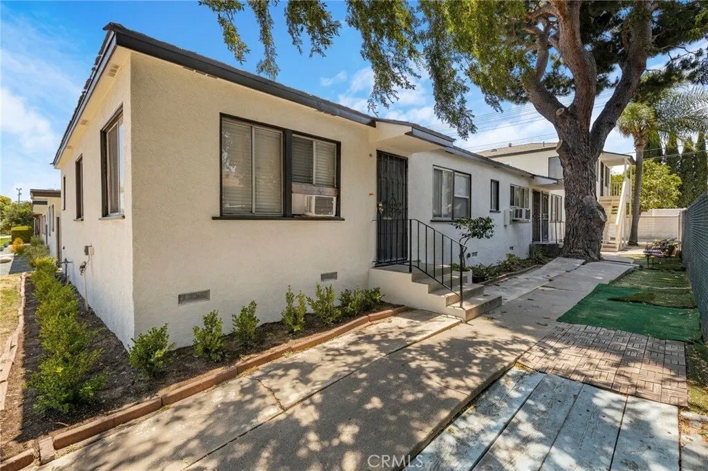 Burbank, California, United States 1 - 18260624