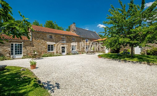 Villa in Marais, Saint-Etienne-de-Montluc, France 1