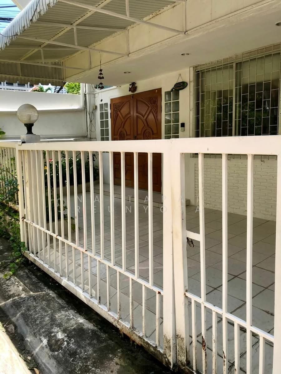 Townhouse in Bangkok, Bangkok, Thailand 2 - 18262423