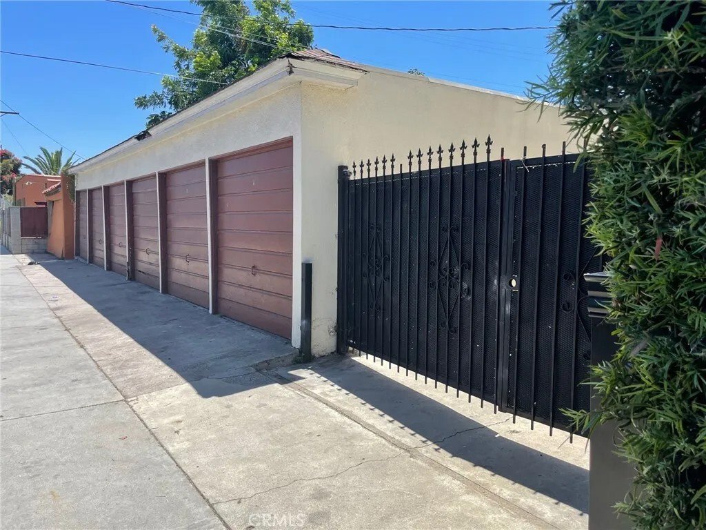 Los Angeles, California, United States 4 - 18265586