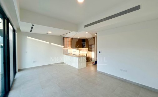 Townhouse in Ud al Bayda, Dubai, United Arab Emirates 1