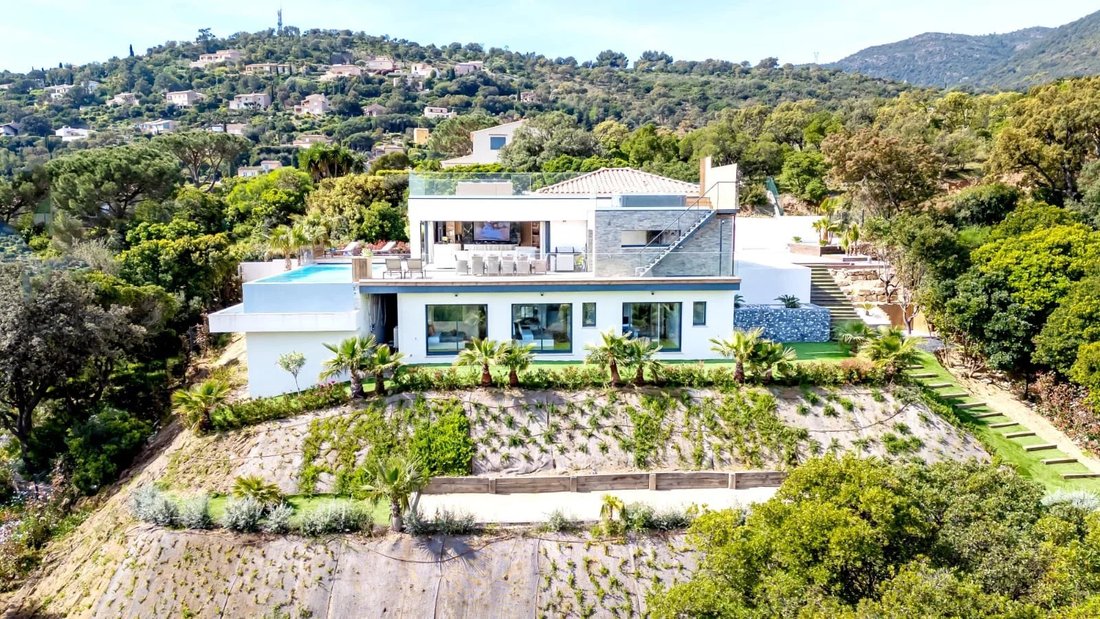 Villa in Nord, Cavalaire-sur-Mer, France 1 - 18262153