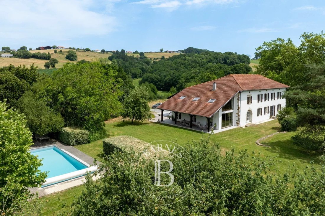 Estate in Bardos, Nouvelle-Aquitaine, France 1 - 18262265