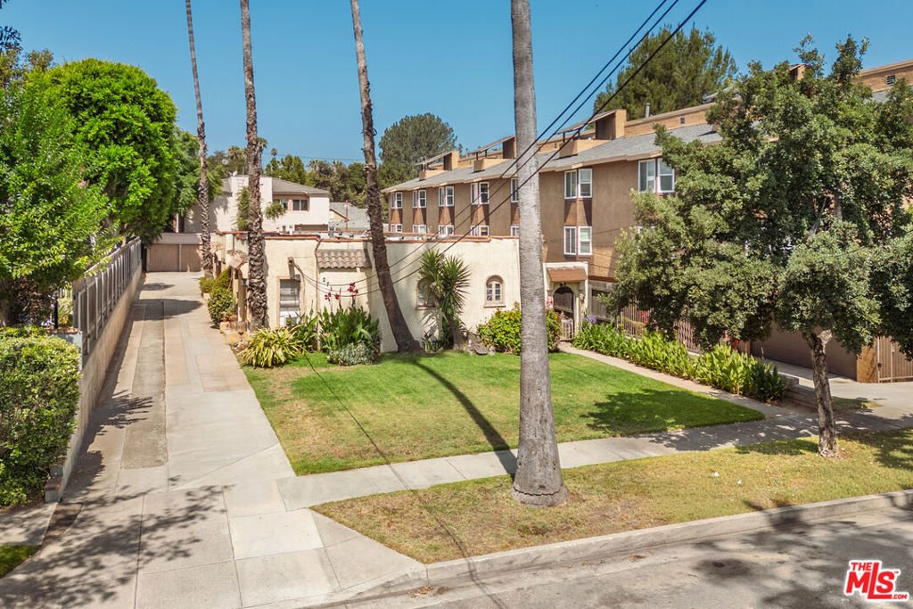 Altadena, California, United States 2 - 18263701