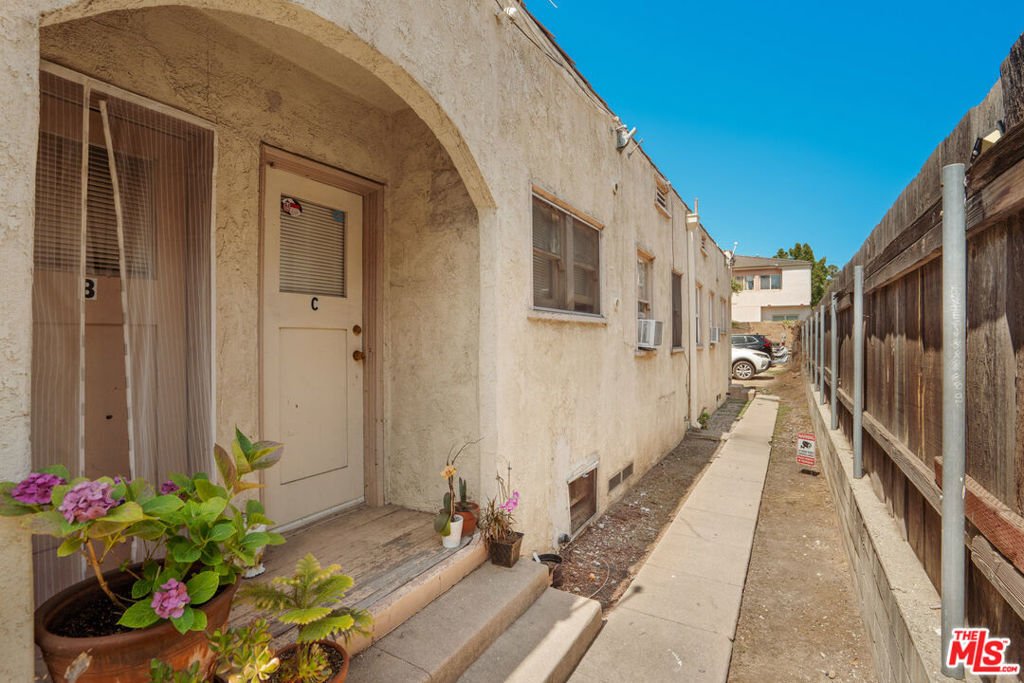 Altadena, California, United States 4 - 18263701