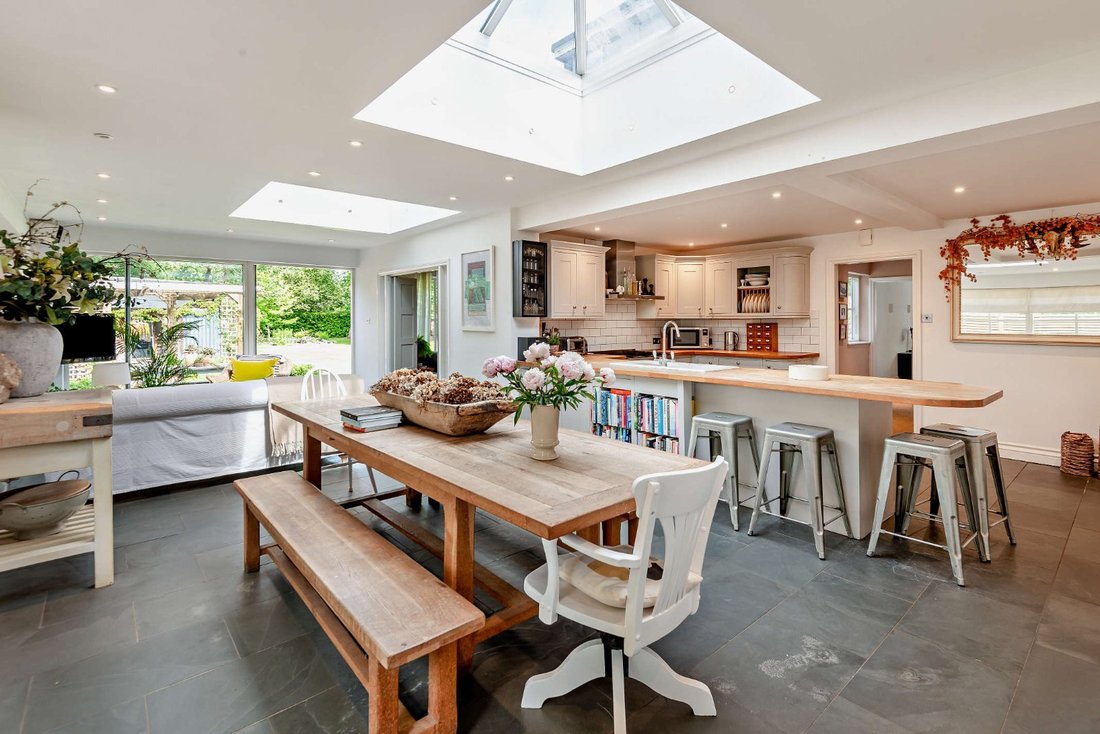 House in Woking, England 3 - 18261582